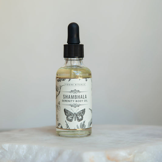 This body oil formulated with organic maracuja oil offers long-lasting hydration and reinforces the skin barrier, leaving the skin soft