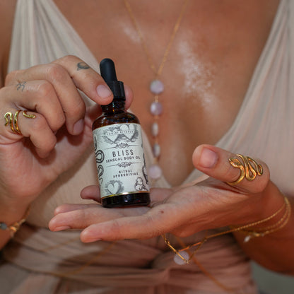 This body oil makes you want to eat it! Infused with pure essential oil of organic cacao from the jungle of Cusco, it fills the senses to awaken the connection from the heart.